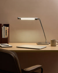 Lampada da scrivania a LED sintetico Braccio regolabile Paralume rotante Dimmer Sensore di movimento 3 colori Casa Ufficio Argento