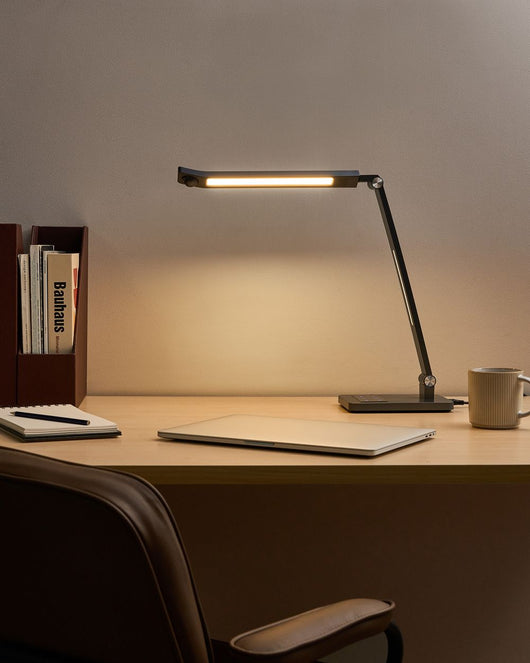 Lampada da scrivania a LED sintetico Braccio regolabile Paralume rotante Dimmer Sensore di movimento 3 colori Casa Ufficio Grigio