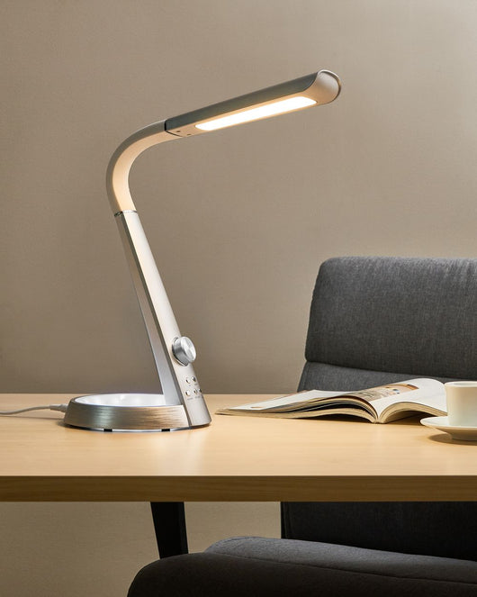 Lampada da scrivania per ufficio domestico 3 modalità CCT Dimmer continuo Porta USB Paralume regolabile Materiale sintetico Argento