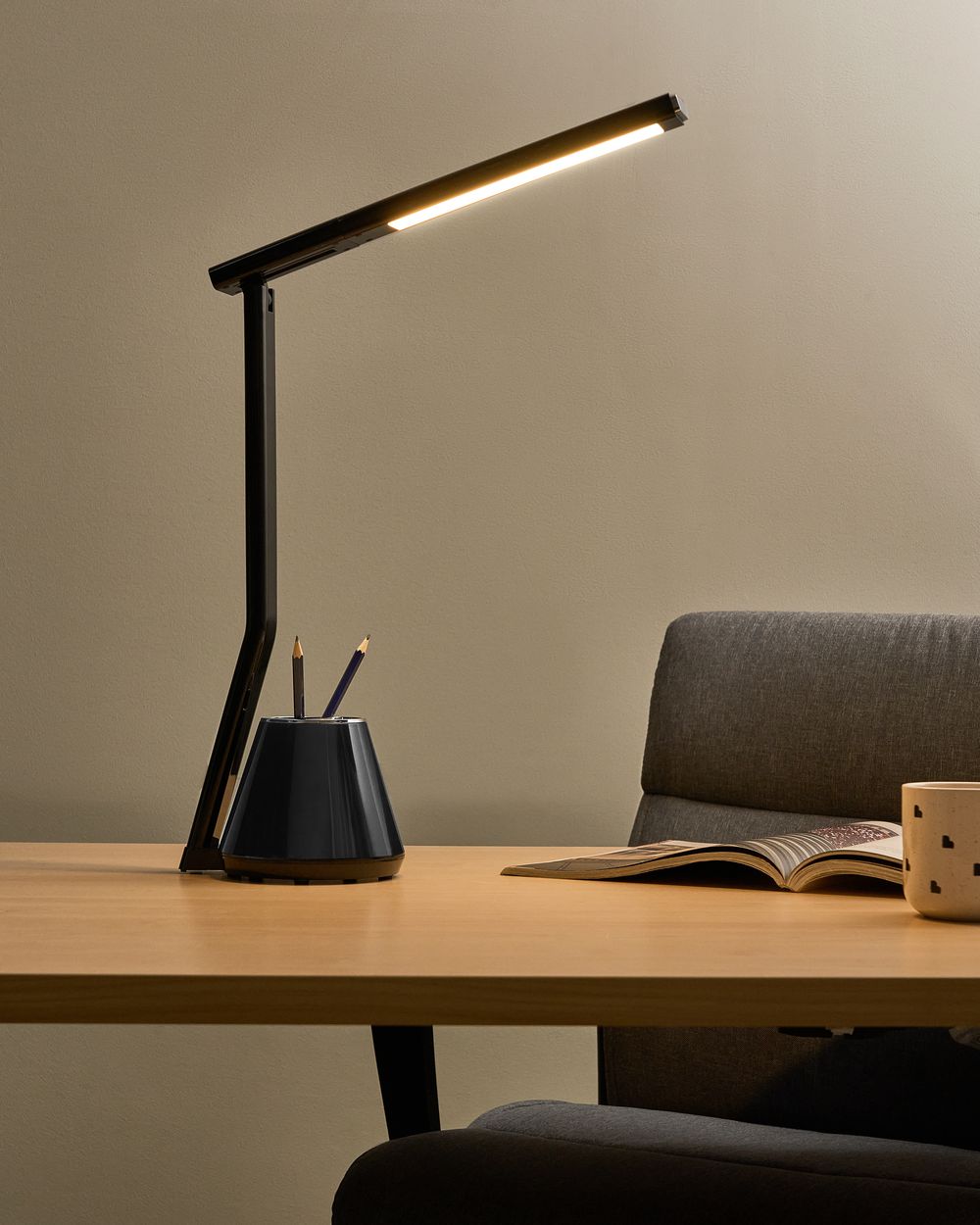 Lampada da scrivania moderna a LED Lampada da computer per ufficio domestico con portapenne 3 modalità CCT Dimmer Materiale sintetico Paralume regolabile Nero