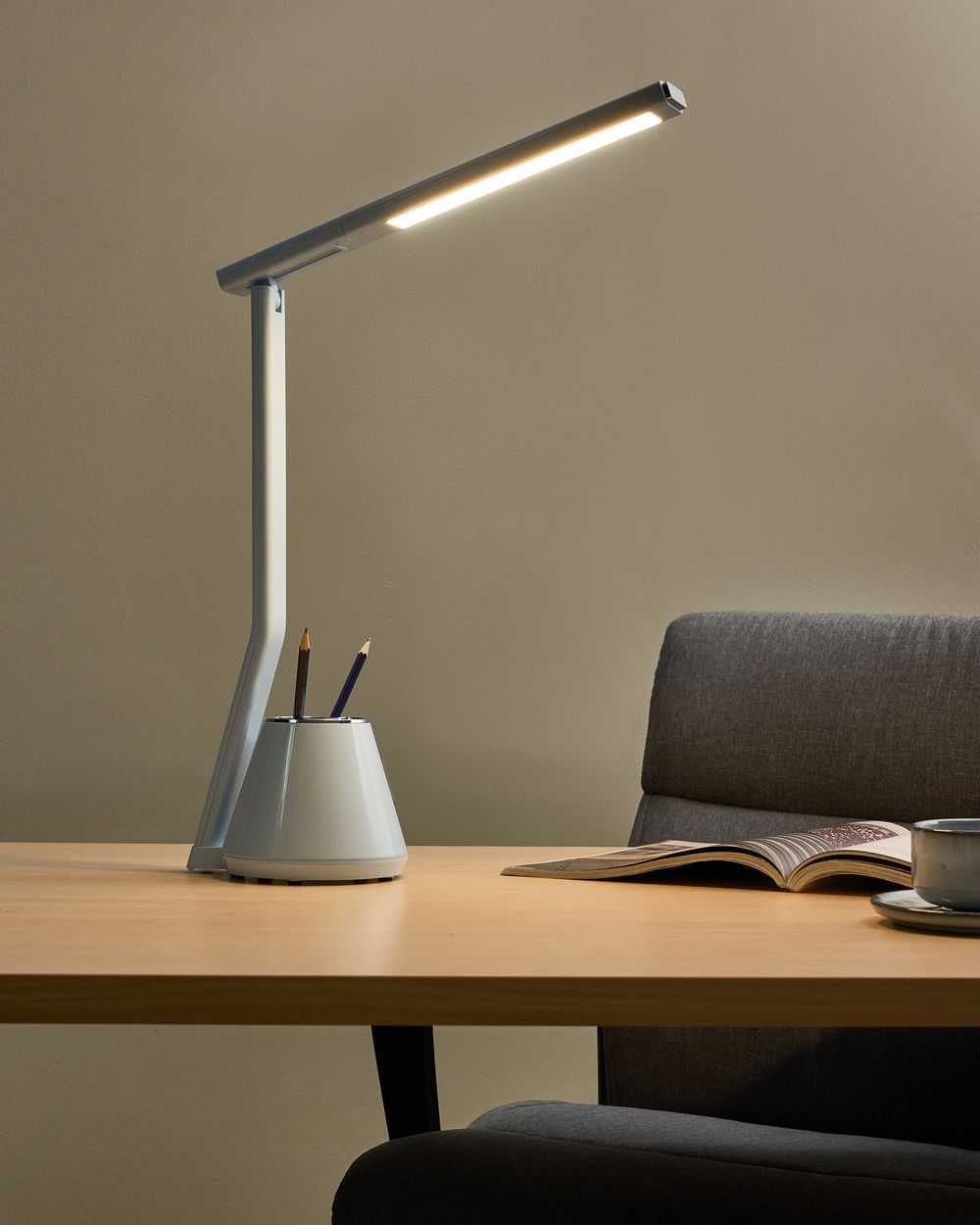 Lampada da scrivania moderna a LED Lampada da computer per ufficio domestico con portapenne 3 modalità CCT Dimmer Materiale sintetico Paralume regolabile azzurro