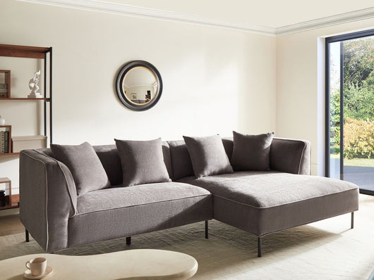 Divano angolare a 3 posti con rivestimento in tessuto tortora a sinistra e cuscini con braccioli Soggiorno in stile moderno