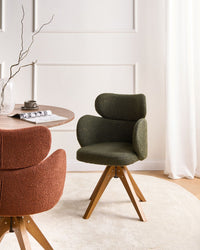 Sedia da pranzo girevole con schienale curvo in boucle verde stile scandinavo