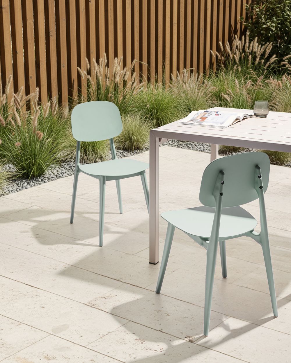 Set di 2 sedie da giardino verde menta in polipropilene leggero e resistente alle intemperie in plastica per interni e per esterni.