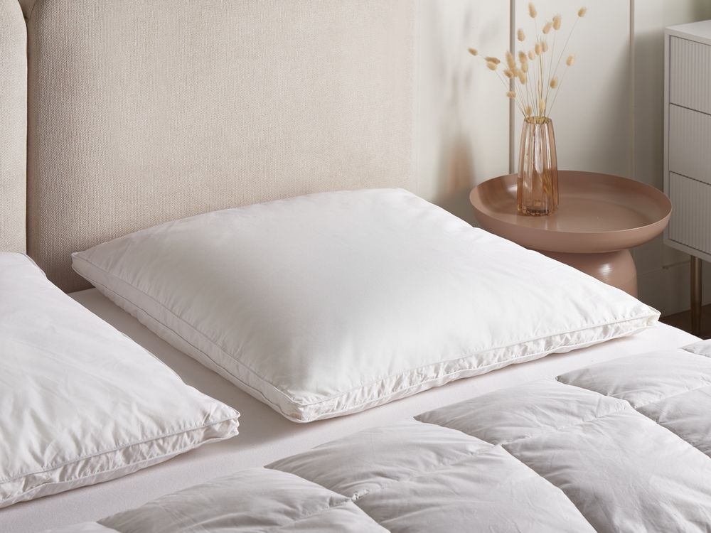Set di 2 cuscini da letto guanciali in cotone bianco piumino d'anatra e piume 80 x 80 cm alto medio morbido