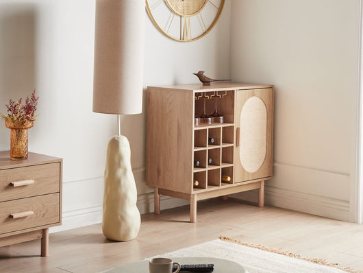 Mobile portabottiglie marrone chiaro in truciolato frontale in rattan gambe in legno credenza con portabottiglie stile boho soggiorno contenitore