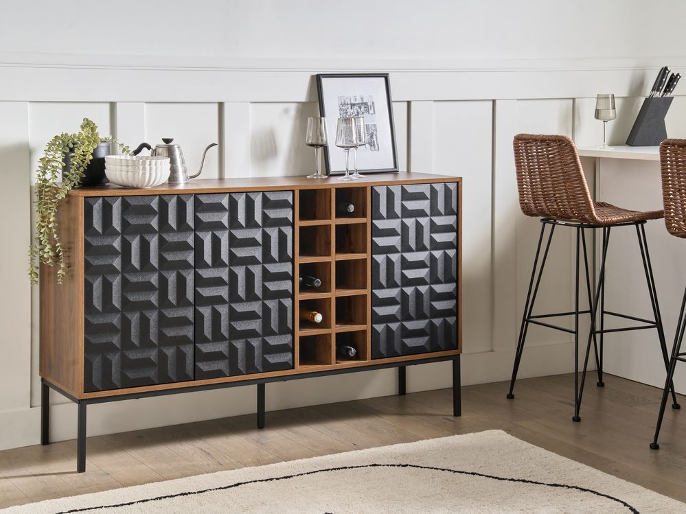 Credenza marrone scuro a 3 ante con ripiano, portabottiglie gambe in metallo MDF motivo geometrico soggiorno