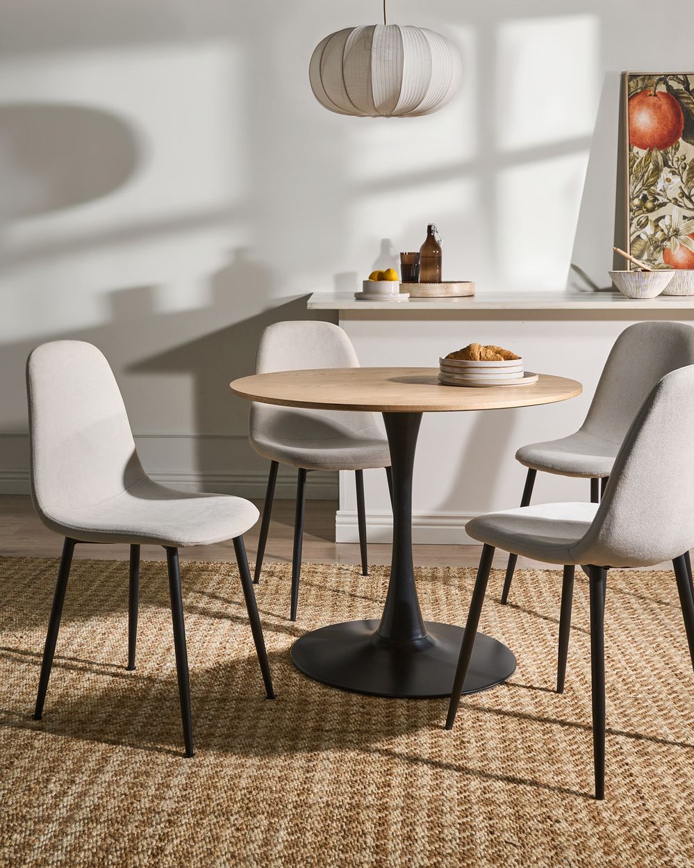 Set di 4 sedie da pranzo Beige Chiaro Poliestere Tappezzato Ferro Gambe Nere Sala da pranzo senza braccioli