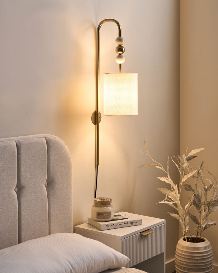 Lampada da parete in ottone e beige ferro con paralume a tamburo in tessuto Stile moderno di metà secolo
