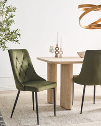Set di 2 sedie da pranzo scandinave Rivestimento in velluto verde oliva Gambe in ferro nero Seduta in tessuto Senza braccioli