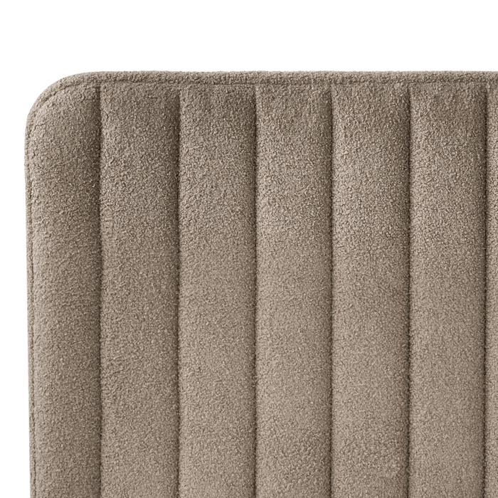 Letto matrimoniale in bouclè con testiera trapuntata gambe in metallo da 120 x 200 cm e base a doghe tortora Design moderno