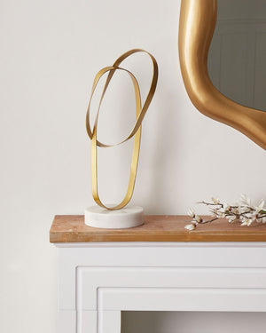 Statuetta decorativa in ferro dorato con base in marmo bianco, stile moderno, accessorio artigianale