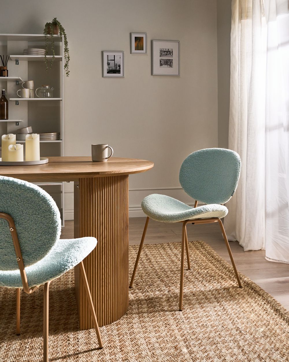 Set di 2 sedie Boucle con gambe effetto legno senza braccioli e tappi per gambe design retrò sedute da sala da pranzo verde chiaro