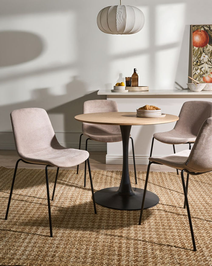 Set di 4 sedie con gambe in ferro senza braccioli design moderno e minimalista sedute per sala da pranzo beige
