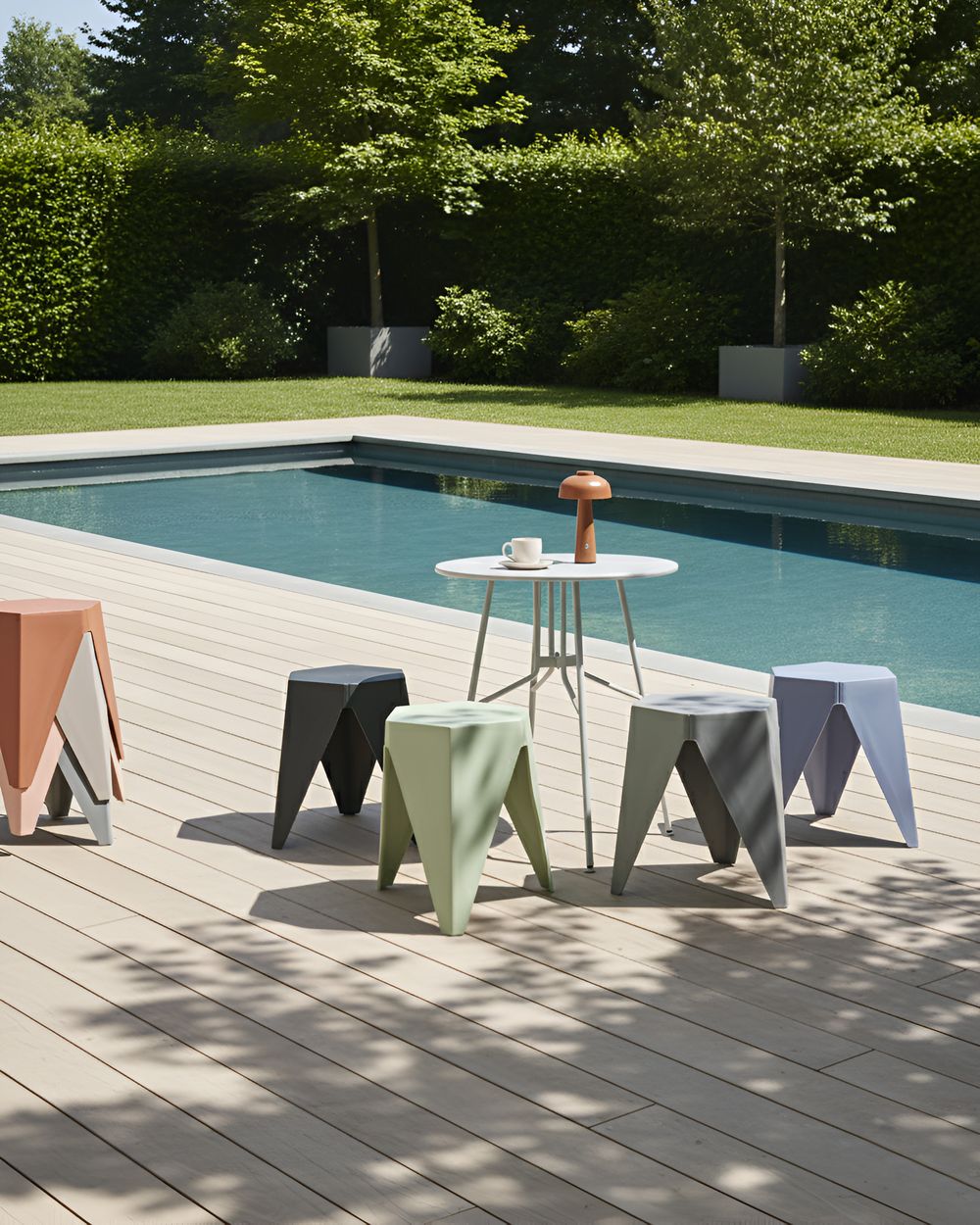 Set di 4 sgabelli da giardino extra impilabili in materiale sintetico multicolore stile elegante