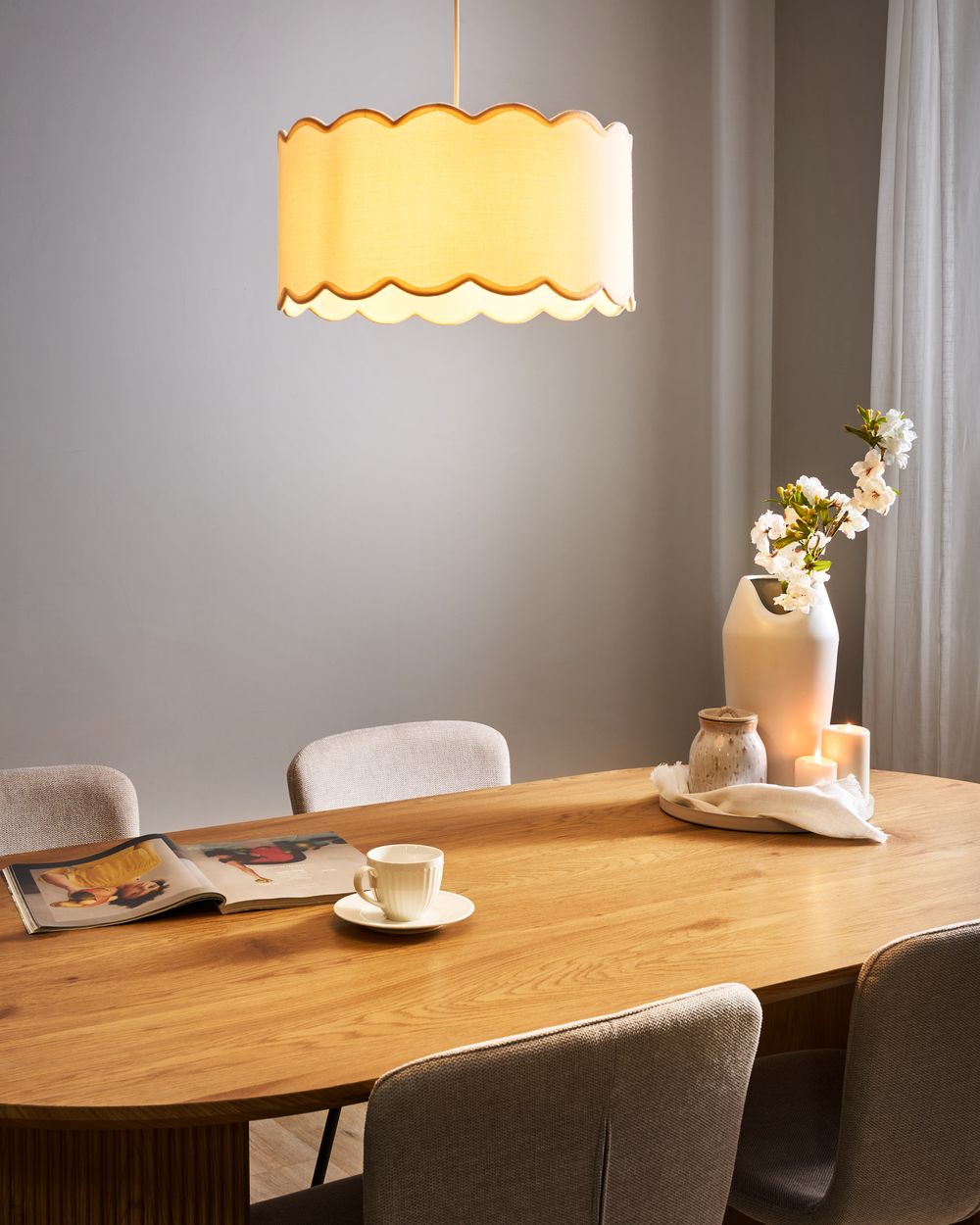 Lampada a sospensione con base in metallo e paralume in tessuto a tamburo stile moderno bianco e beige