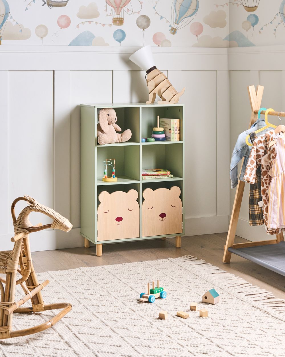 Libreria a 3 ripiani con struttura in MDF verde chiaro e gambe in legno di pino. Scaffale per camera bambini.