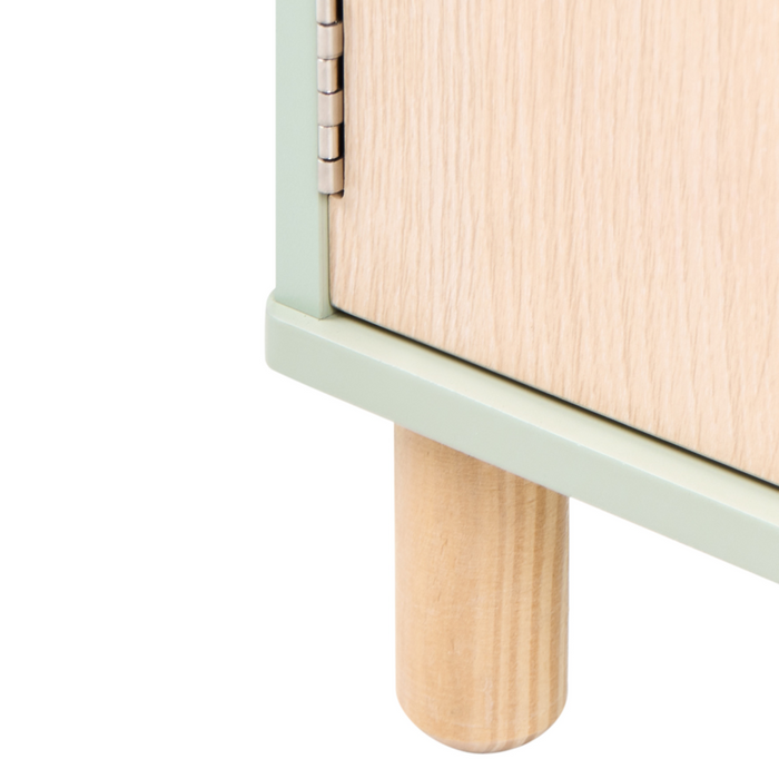 Libreria a 3 ripiani con struttura in MDF verde chiaro e gambe in legno di pino. Scaffale per camera bambini.