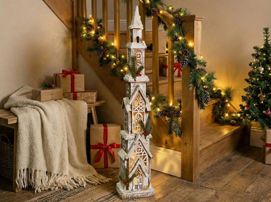 Decorazione natalizia in legno di abete marrone chiaro con torre luminosa a LED, statuetta tradizionale realizzata a mano