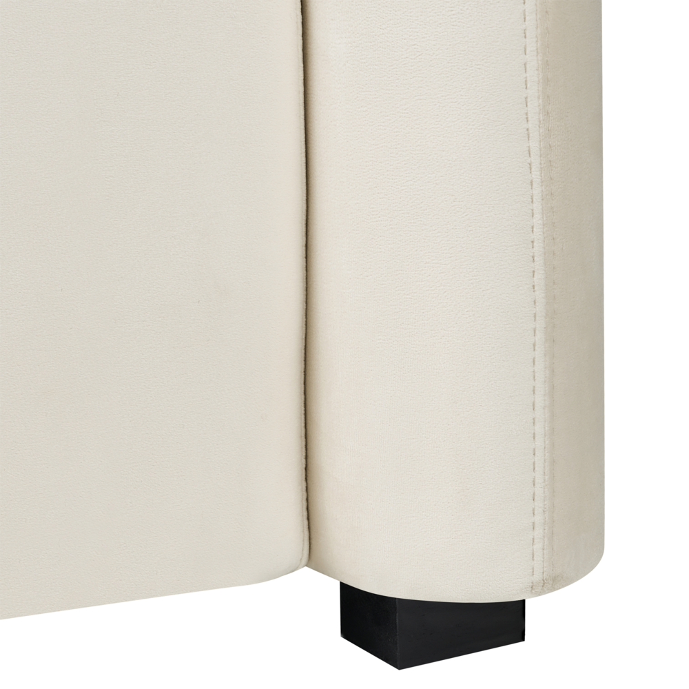 Poltrona elegante e moderna in velluto con schienale curvo e braccioli imbottiti rivestita in velluto bianco sporco