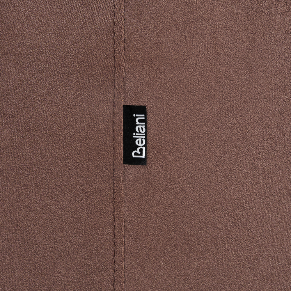 Poltrona elegante e moderna in velluto con schienale curvo e braccioli imbottiti rivestita in velluto marrone scuro