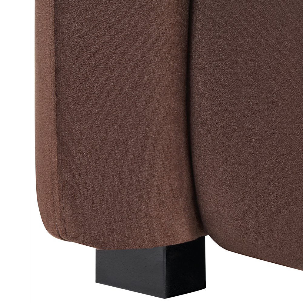 Poltrona elegante e moderna in velluto con schienale curvo e braccioli imbottiti rivestita in velluto marrone scuro