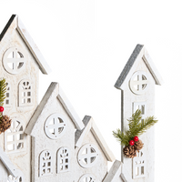 Decorazione natalizia LED in legno di abete bianco a forma di casa, realizzata a mano in stile tradizionale