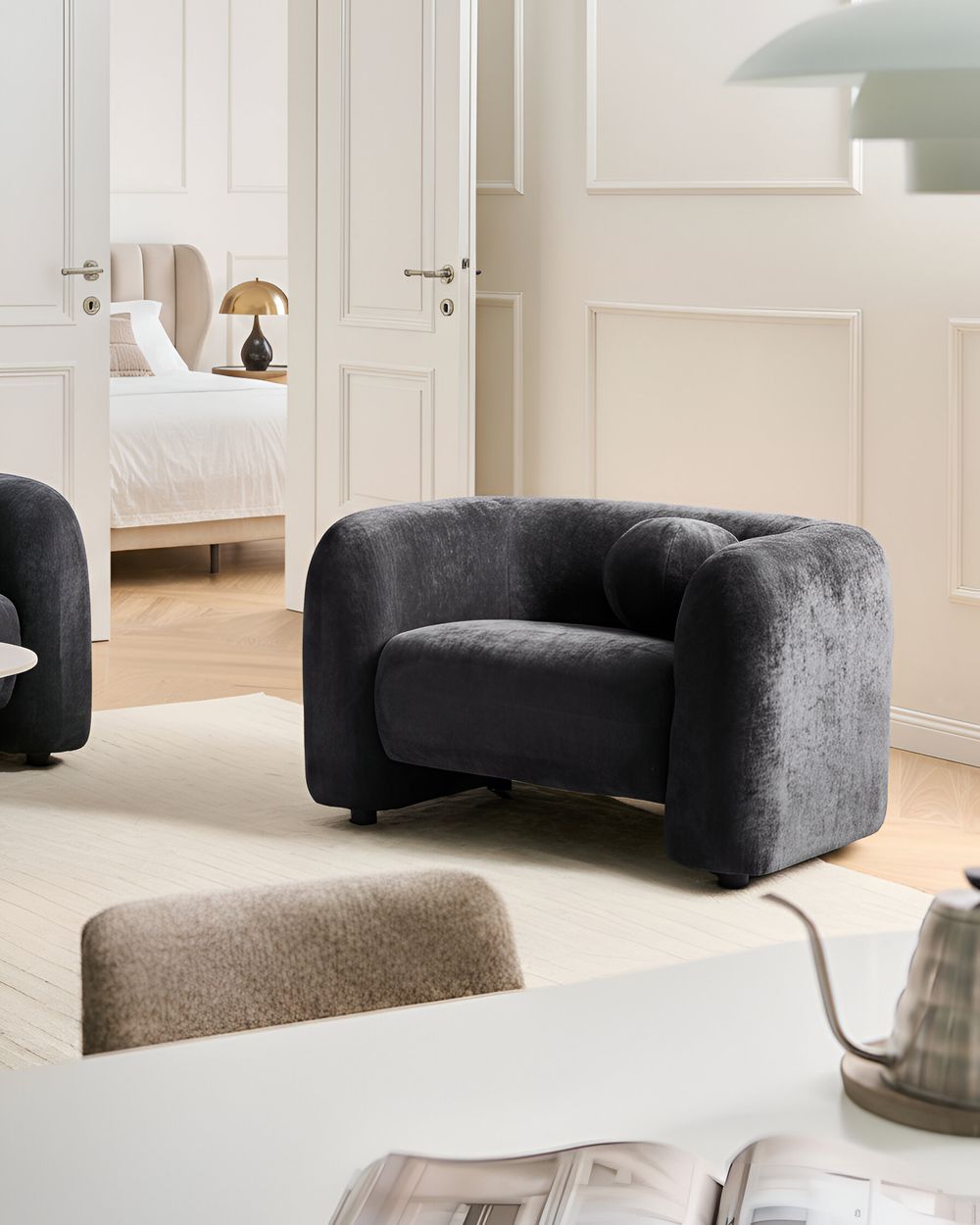 Poltrona in velluto tessuto nero con cuscino rotondo stile glamour retrò soggiorno