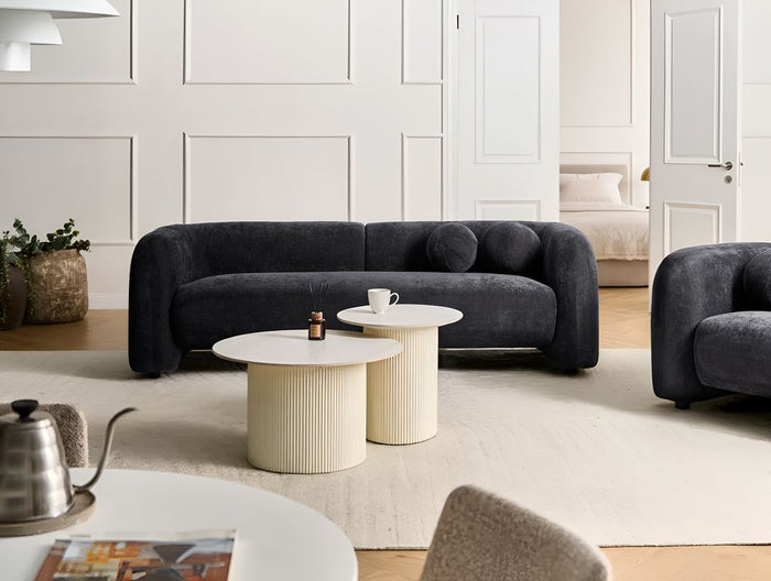 Divano a 3 posti in velluto nero con cuscini aggiuntivi stile elegante