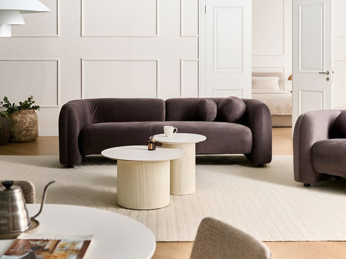 Divano a 3 posti in velluto marrone scuro con cuscini aggiuntivi stile elegante