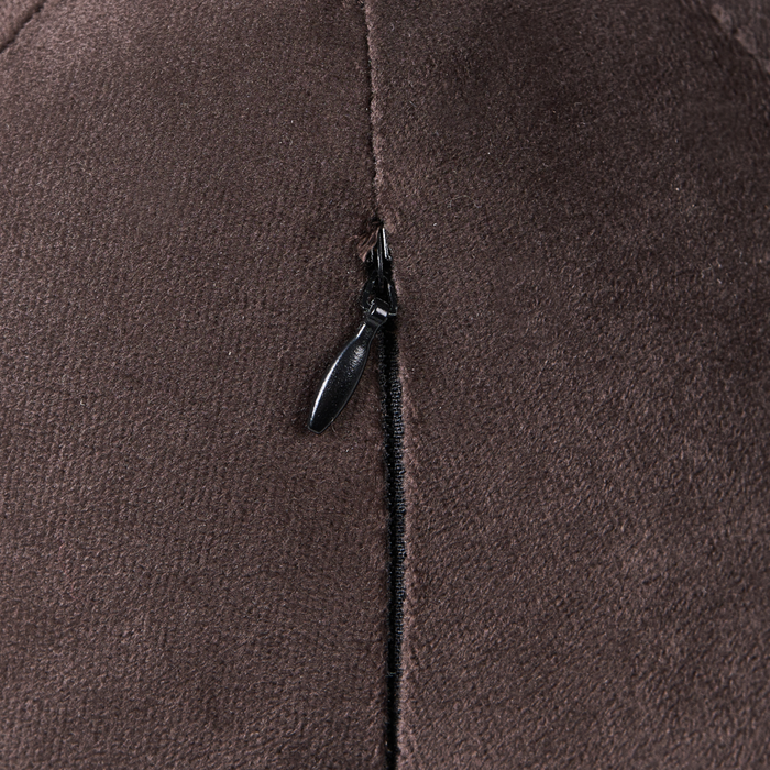 Divano a 3 posti in velluto marrone scuro con cuscini aggiuntivi stile elegante