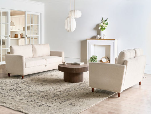 Set da salotto costituito da divani da 2 e 3 posti rivestito in tessuto con braccioli beige chiaro stile moderno