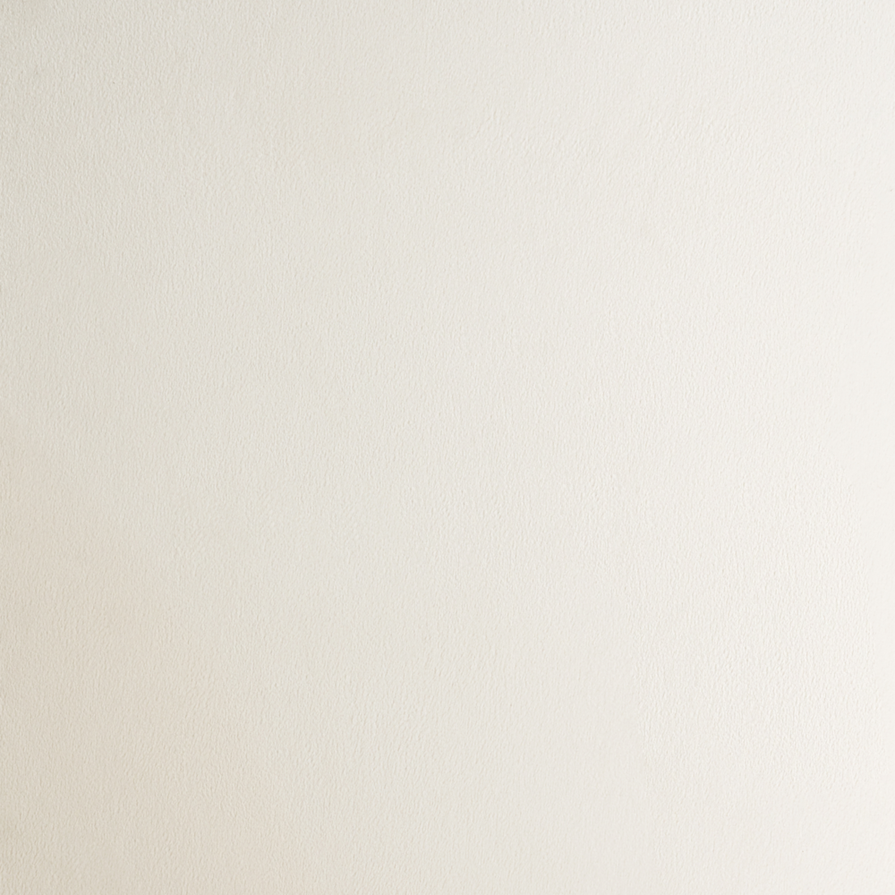 Set moderno ed elegante di 2 poltrone con schienale curvo e braccioli imbottiti in velluto bianco sporco