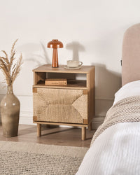 Comodino in truciolato marrone chiaro con frontale in corda di carta Stile boho moderno Contenitore per camera da letto