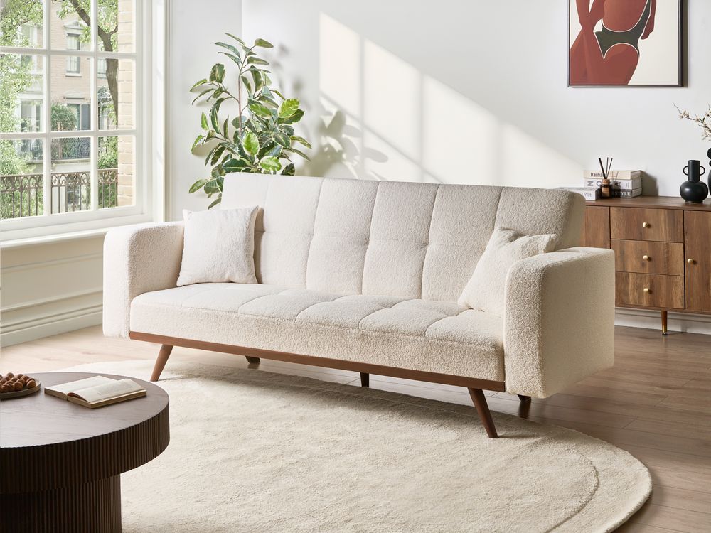 Divano letto bianco sporco rivestito in bouclé trapuntato a 3 posti con gambe in ferro e braccioli tradizionali per soggiorno