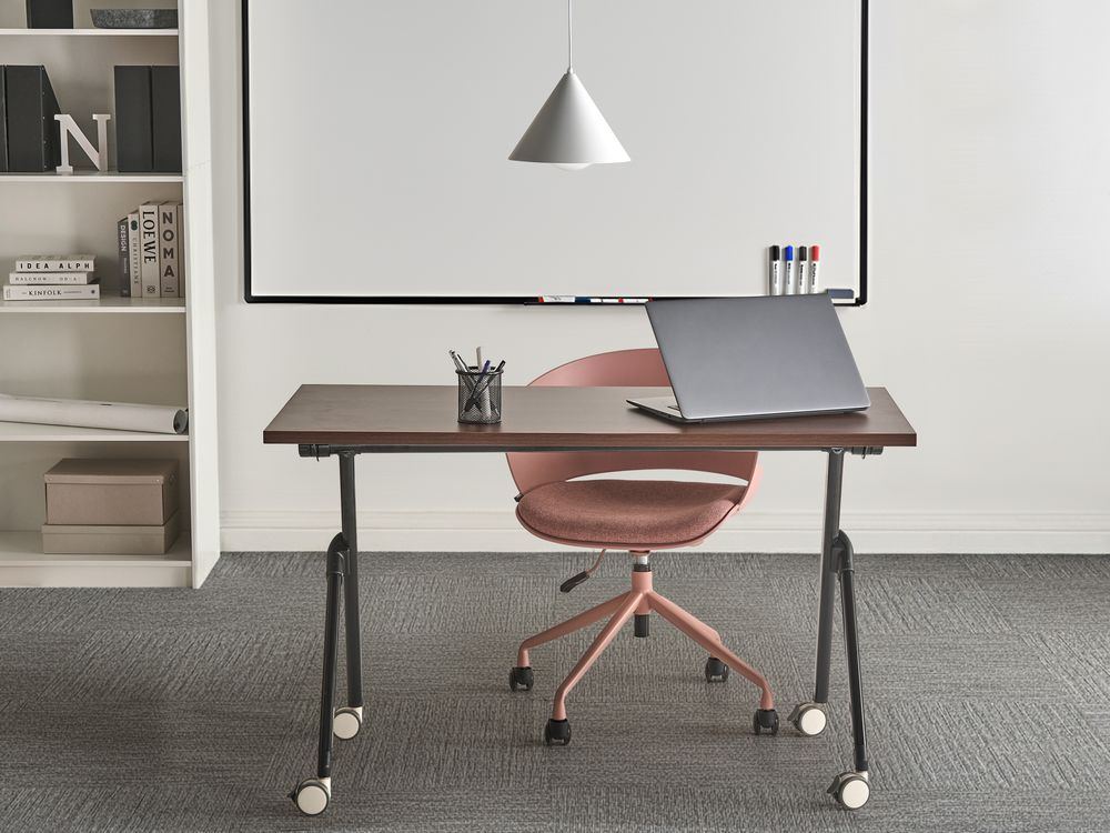 Scrivania da ufficio pieghevole con struttura in metallo marrone scuro e nero, piano in MFC 120 x 60 cm, tavolo pieghevole portatile con rotelle