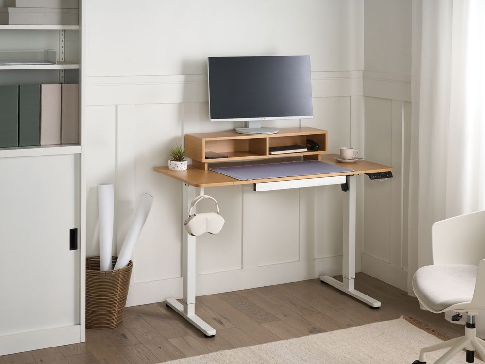 Scrivania elettrica regolabile Piano marrone e bianco Struttura e gambe in acciaio 120 x 60 cm Design moderno per lavorare in piedi o seduti