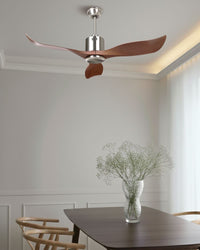 Ventilatore da soffitto marrone in materiale sintetico con telecomando per soggiorno moderno in stile scandinavo