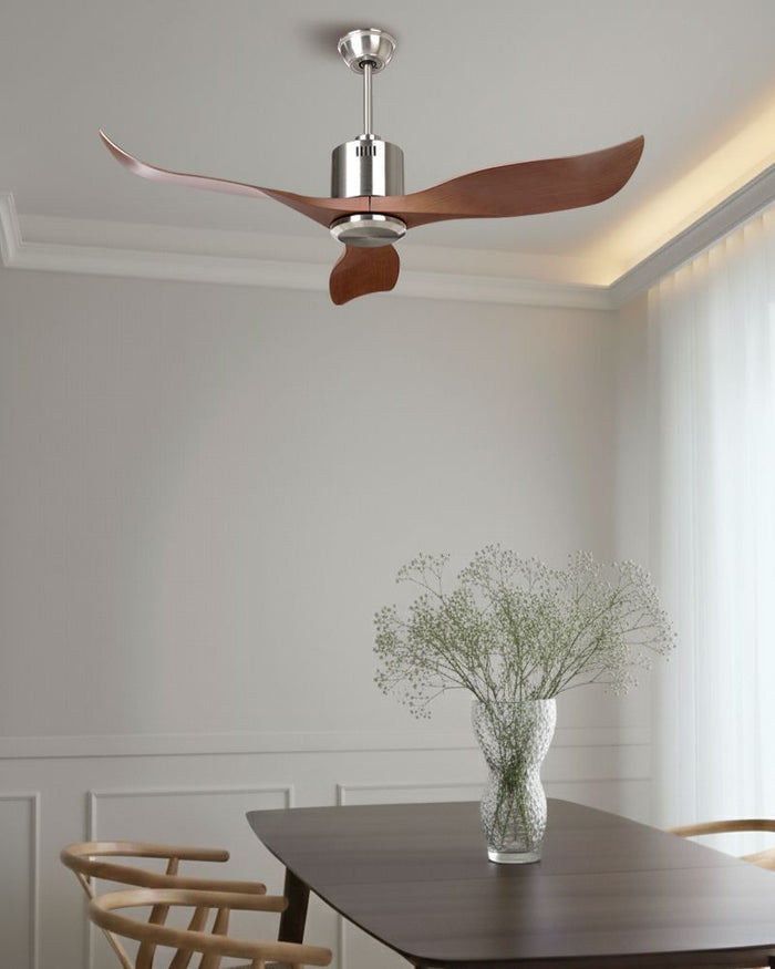 Ventilatore da soffitto marrone in materiale sintetico con telecomando per soggiorno moderno in stile scandinavo