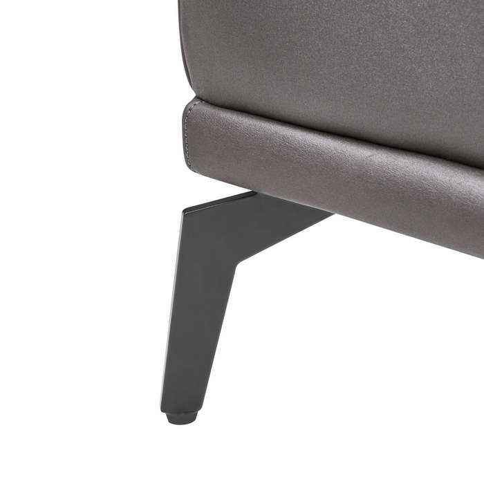 Poltrona in ecopelle con poggiatesta regolabile e gambe in metallo, colore nero stile moderno