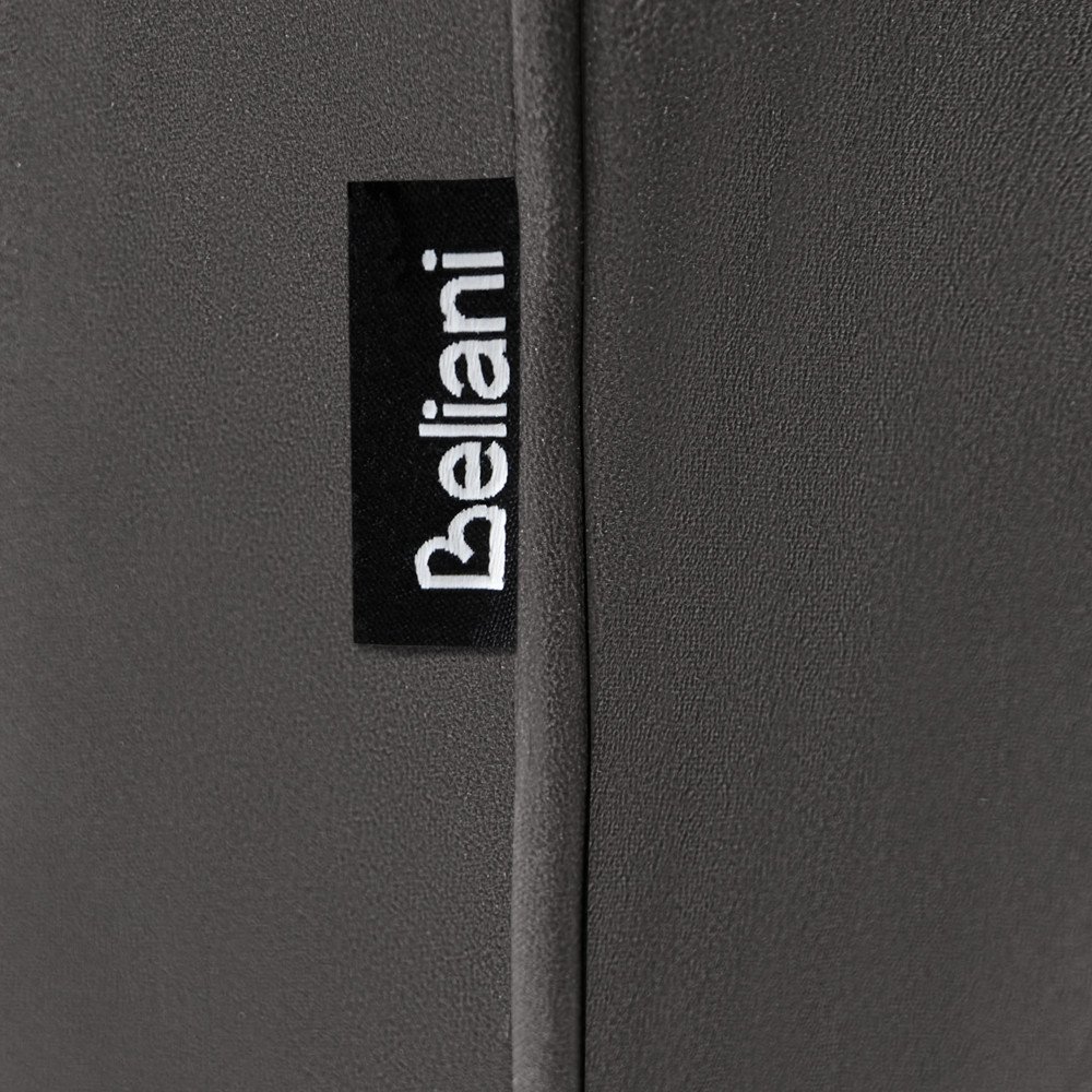 Poltrona in ecopelle con poggiatesta regolabile e gambe in metallo, colore nero stile moderno