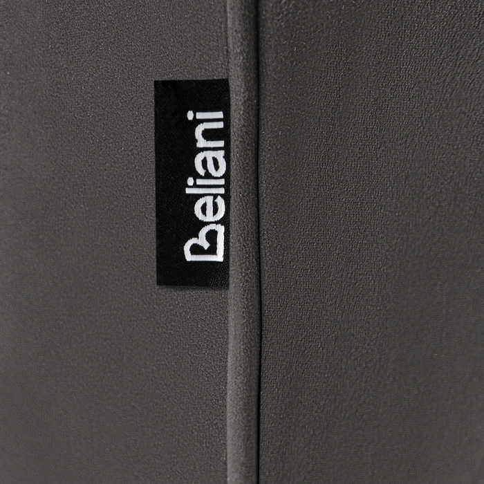 Poltrona in ecopelle con poggiatesta regolabile e gambe in metallo, colore nero stile moderno