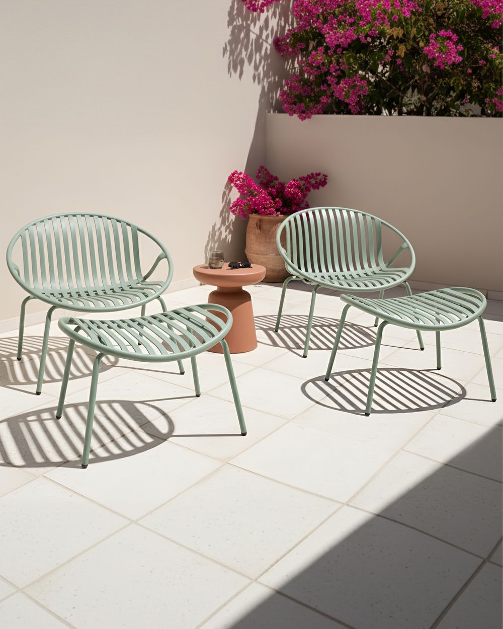 Set di 2 sedie da giardino con poggiapiedi Sedili in plastica verde Gambe in acciaio Resistenti ai raggi UV Stile retrò