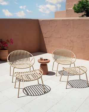 Set di 2 sedie da giardino con poggiapiedi Sedili in plastica beige sabbia Gambe in acciaio Resistenti ai raggi UV Stile retrò