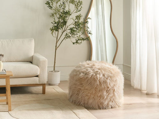 Pouf in pelliccia sintetica beige chiaro 70 x 70 x 45 cm Imbottitura in perle di EPS Tessuto a fantasia a quadrati Poggiapiedi moderno in stile boho