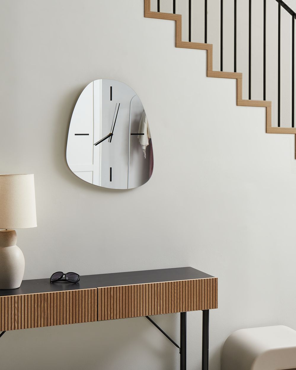 Orologio da parete in vetro argento e nero 54 x 45 cm Design minimalista Superficie a specchio Forma irregolare