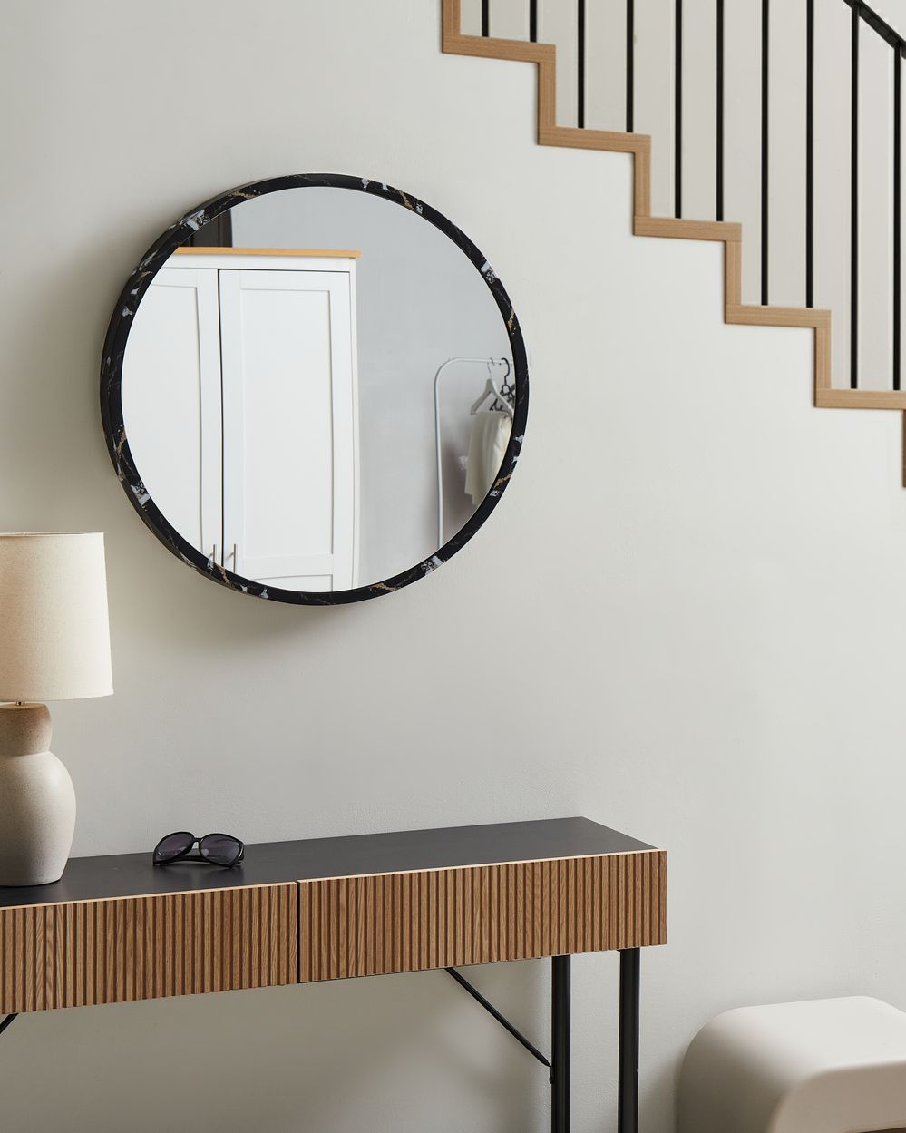 Specchio da parete in vetro nero e materiale sintetico ø 69 cm Specchio da appendere in stile moderno