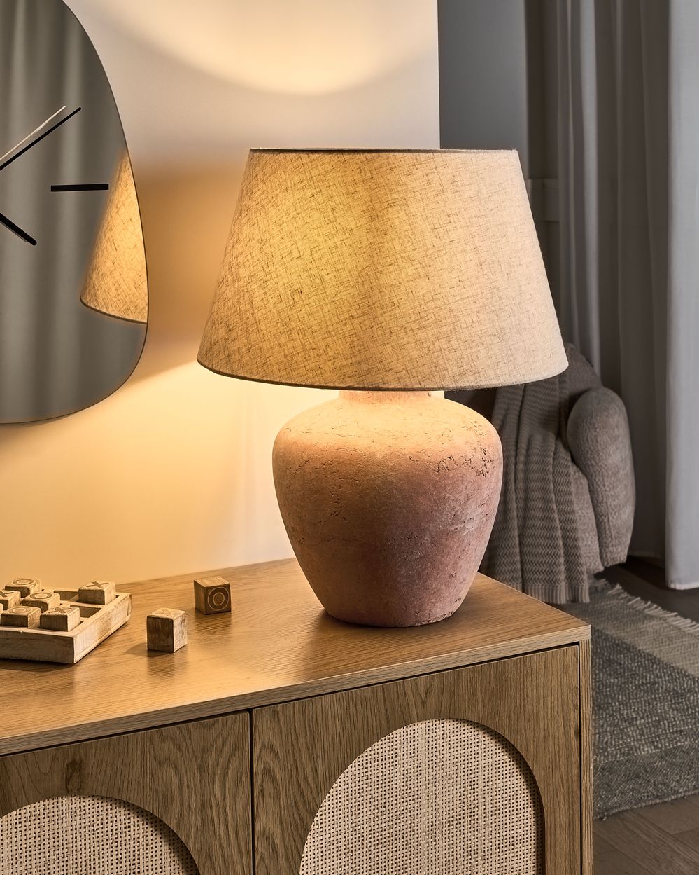 Lampada da tavolo con base in ceramica marrone e paralume in lino stile rustico per soggiorno o camera da letto