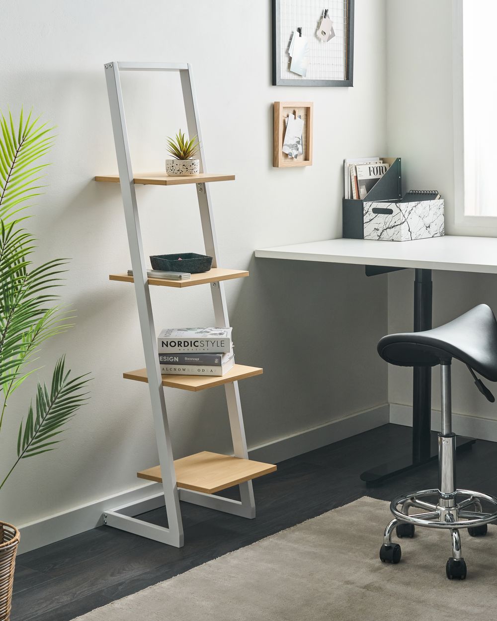 Libreria bianca con ripiani in metallo, struttura indipendente, design moderno