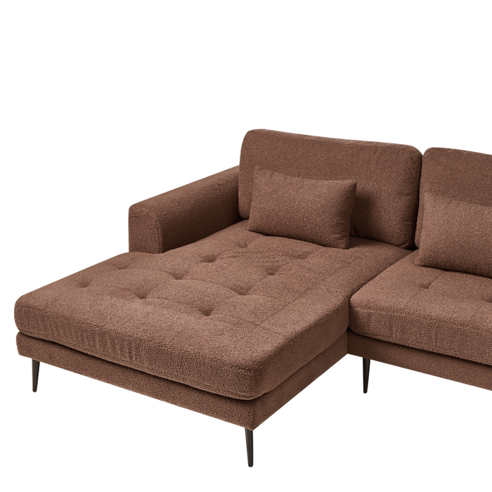 Divano angolare imbottito in boiclè marrone lato destro a forma di L con sedile imbottito e trapuntato
